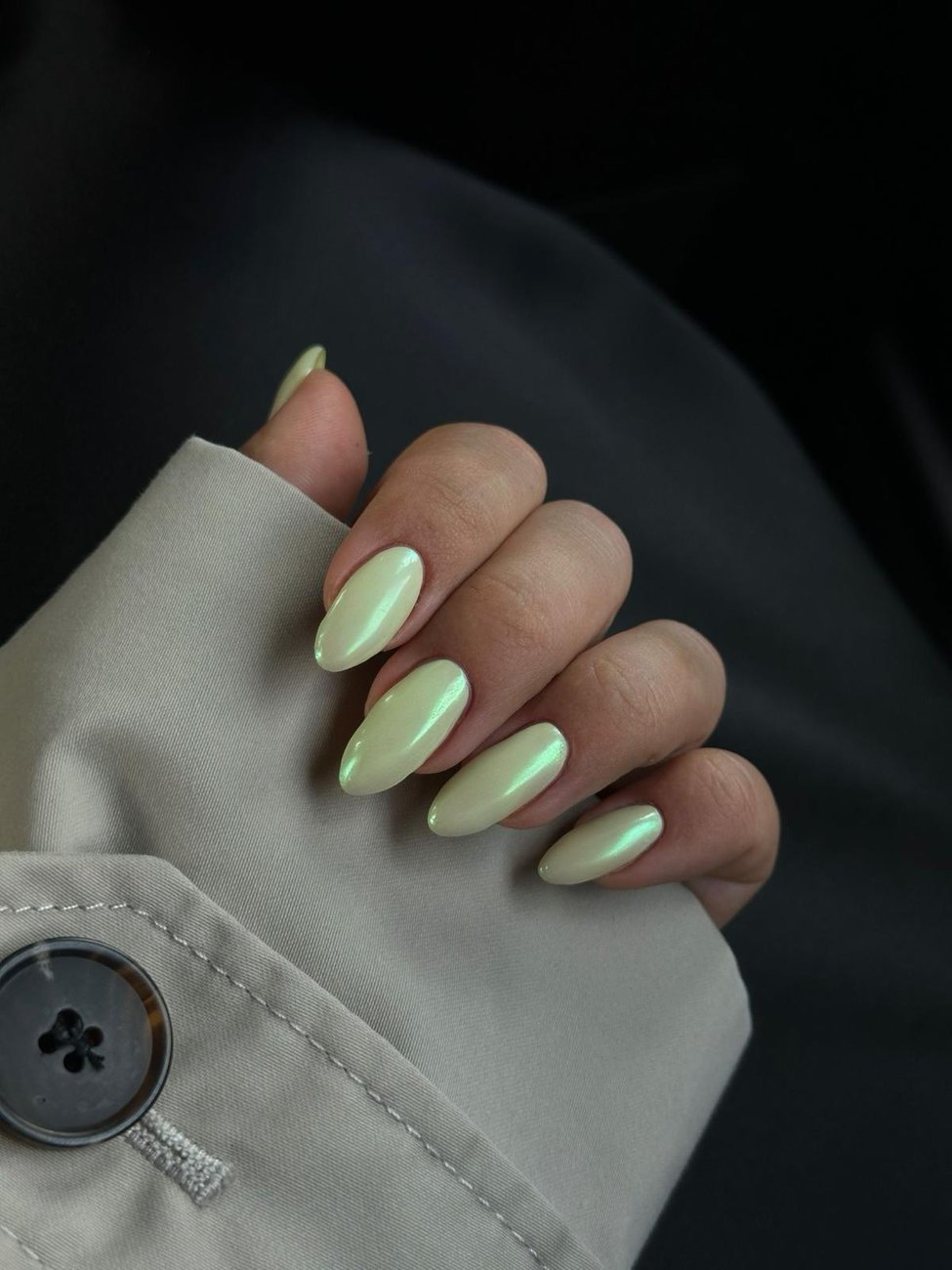 Schimmernde Glazed-Chrome Gelnägel in zartem Mintgrün, mandelförmig – Nageldesign von Gresa Nails Stuttgart