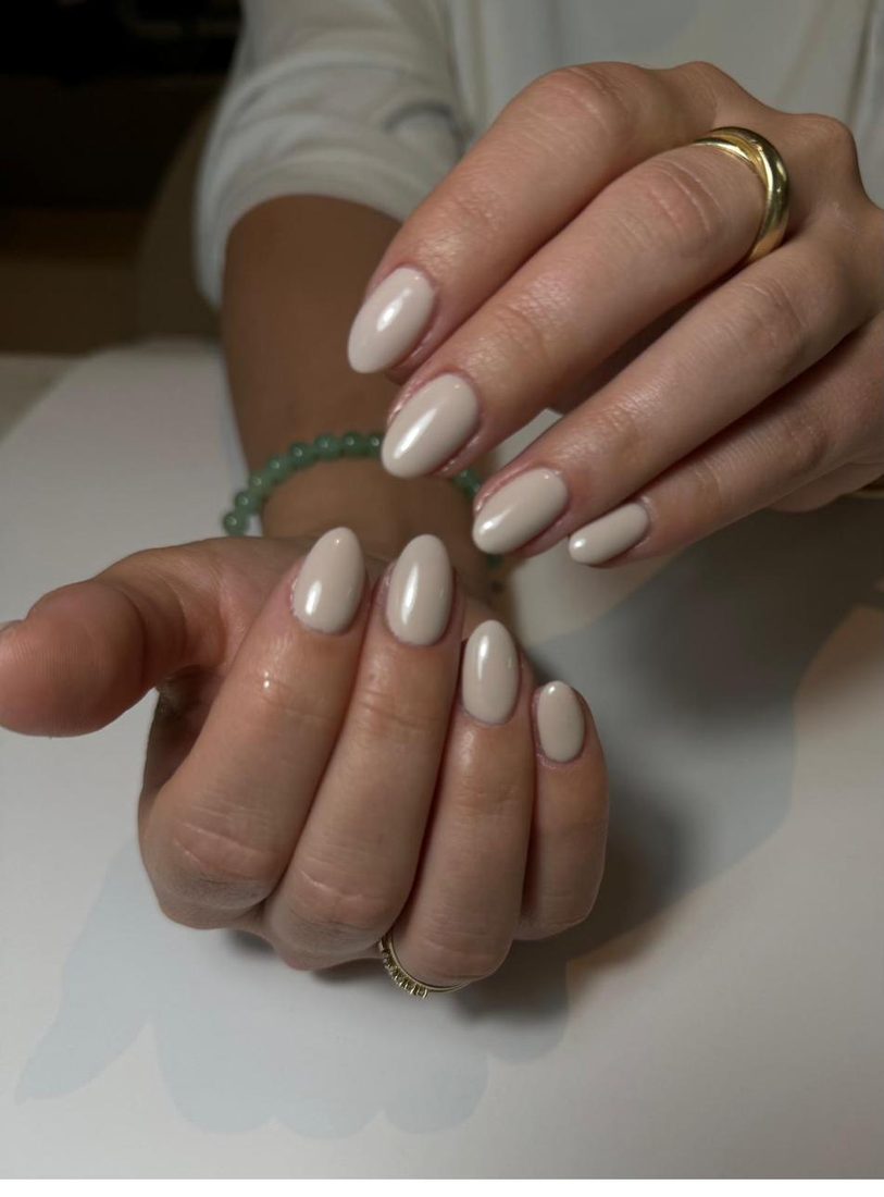 Greige Nude Gelnägel, mandelförmig, dezent und elegant