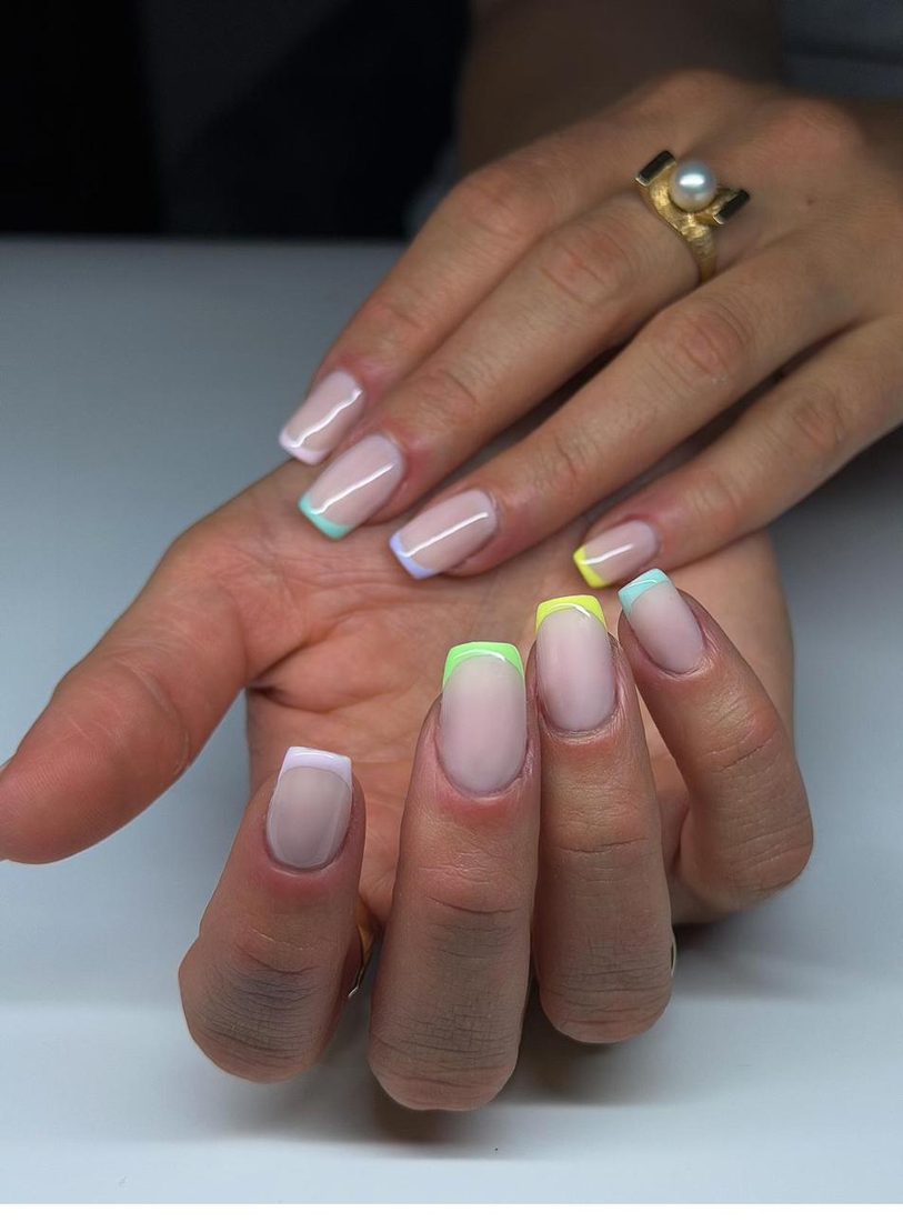 Bunte Color-French Nägel in Pastell- und Neontönen