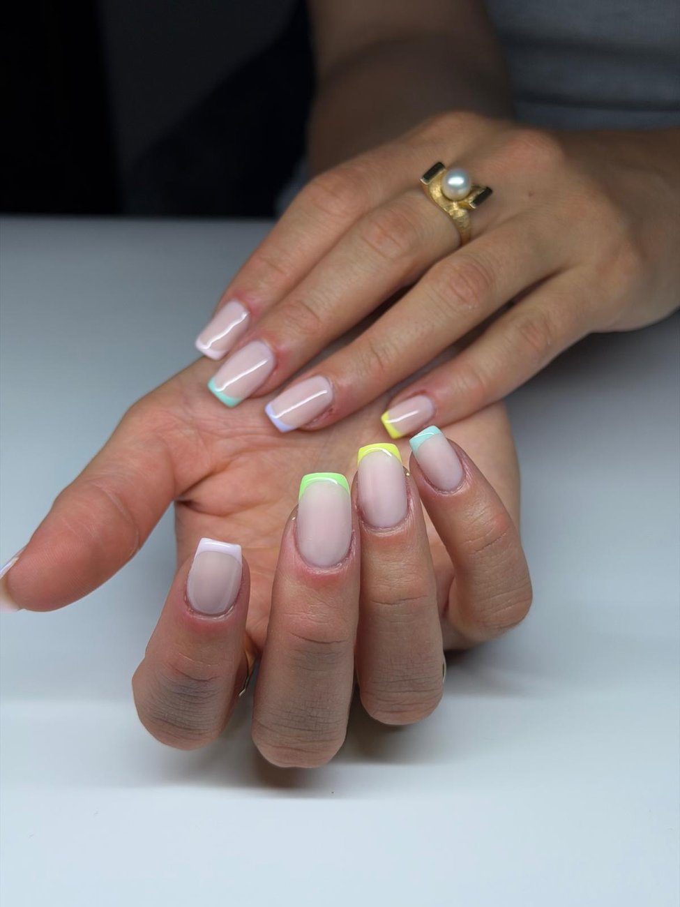 French-Nägel mit bunten Pastell-Spitzen in Mint, Flieder, Gelb und Grün, eckige Form