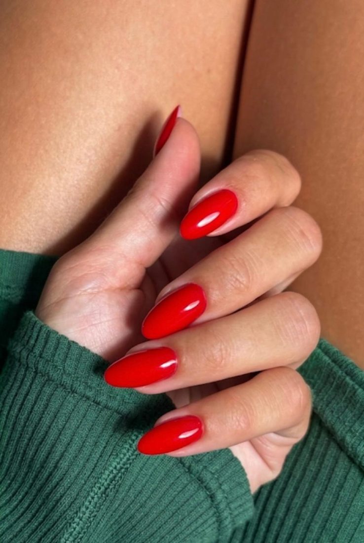 Klassisch rote Gelnägel in Mandelform, glänzend – Nageldesign von Gresa Nails Stuttgart