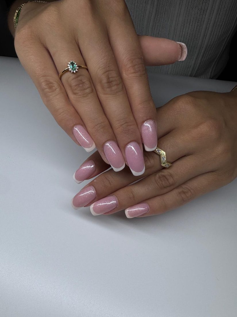 French-Nägel mit weißen Spitzen auf zartrosa Basis mit feinem Schimmer, eckige Form – Nageldesign von Gresa Nails Stuttgart