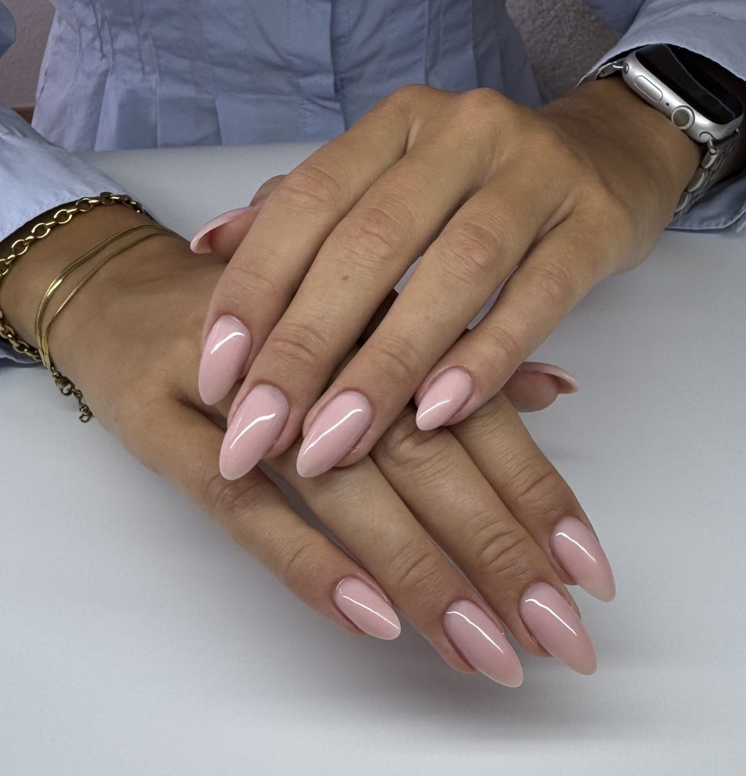 Glänzende Nägel in zartem Rosé-Nude, lange Mandelform – Nageldesign von Gresa Nails Stuttgart