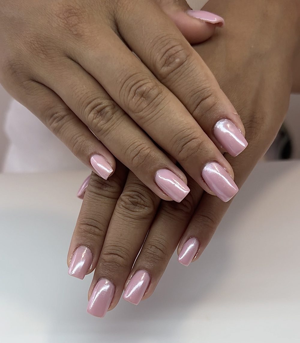 Zartrosa Gelnägel mit feinem Perlglanz-Schimmer in eckiger Form – Nageldesign von Gresa Nails Stuttgart