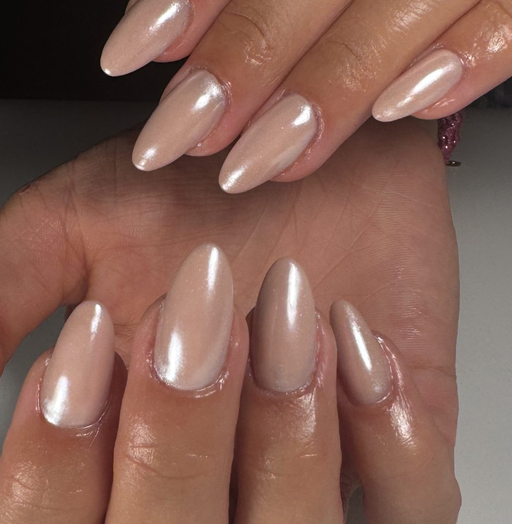 Milchig-nude Gelnägel mit Perlglanz-Chrome in Mandelform – Nageldesign von Gresa Nails Stuttgart