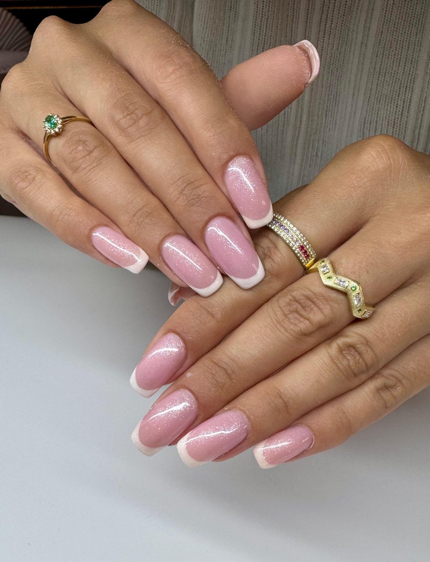 Glitzernde French-Nägel in Rosa, lange Coffin-Form – Nageldesign von Gresa in Stuttgart